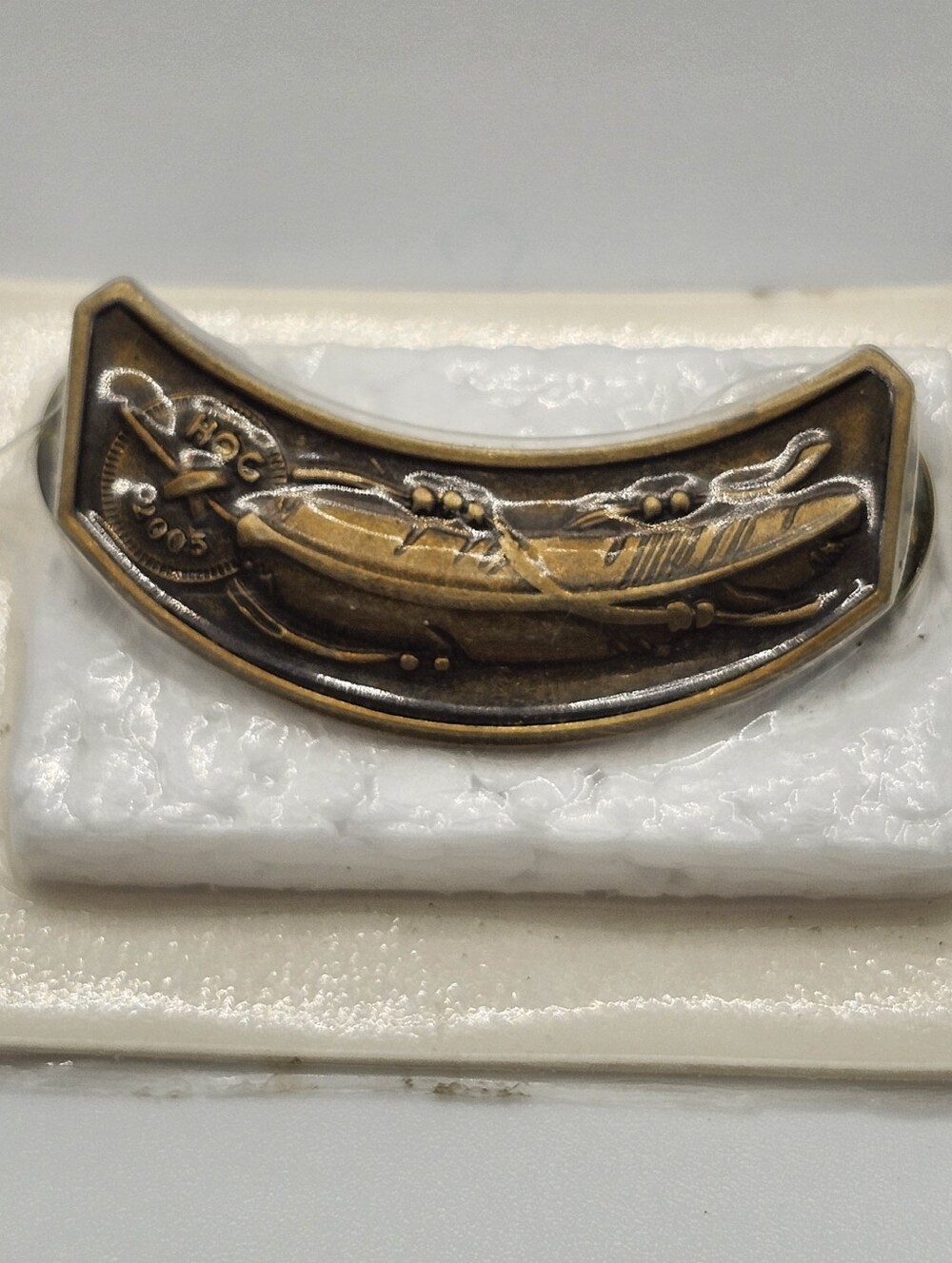 2005 Harley Davidson HOG Owners Group Feather Rocker Vest Lapel Hat Pin Brass